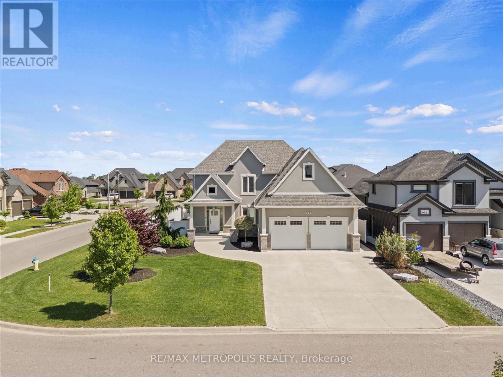 925 LAKEWOOD CRESCENT