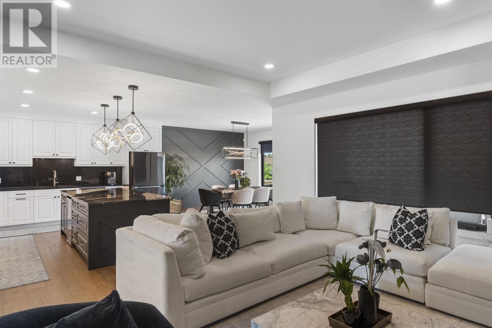 2111 Magnolia DR