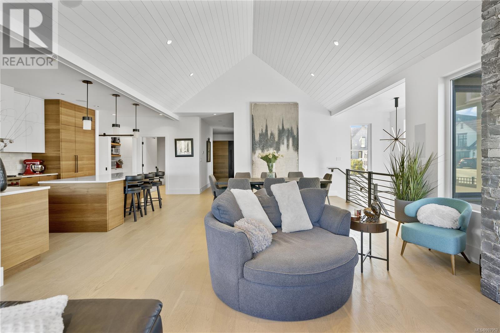 2046 Pinehurst Terr