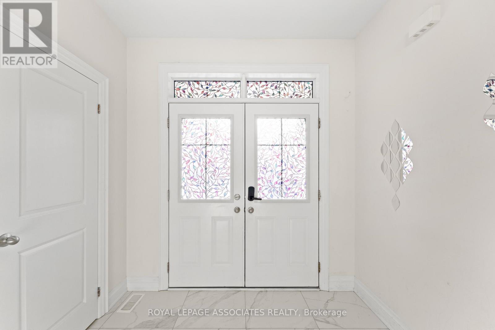 15 FARRINGDON CRESCENT