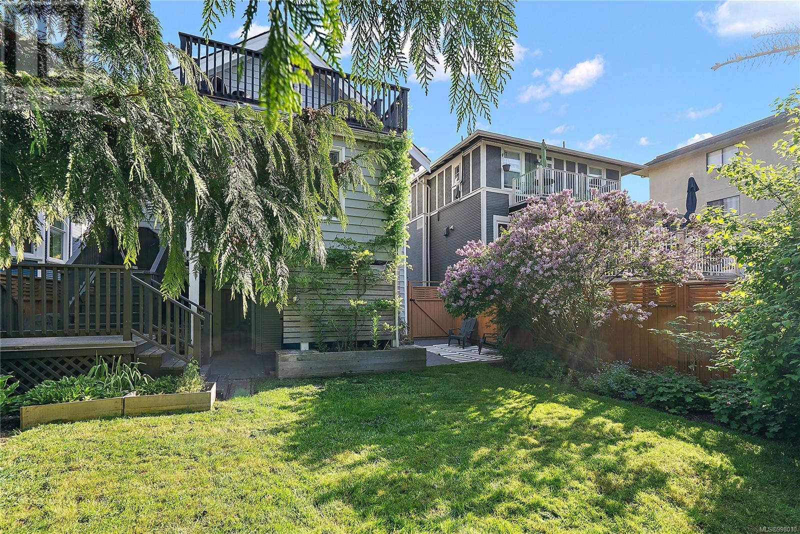 329 Simcoe St