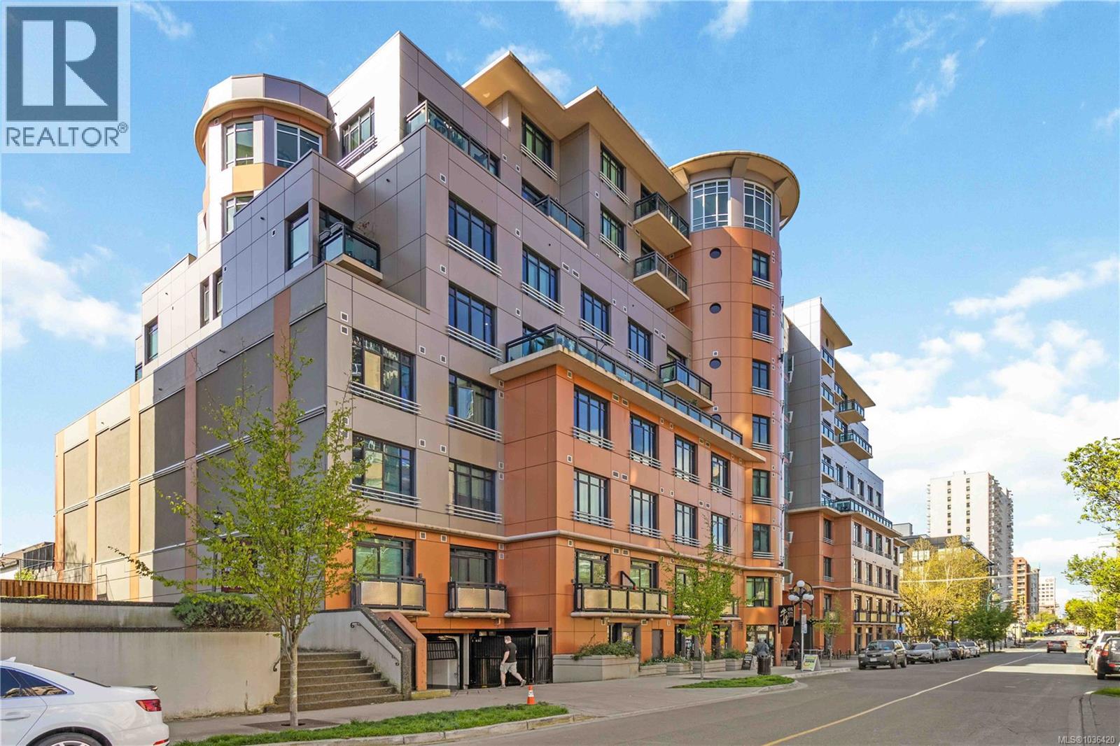 330 1029 View St
