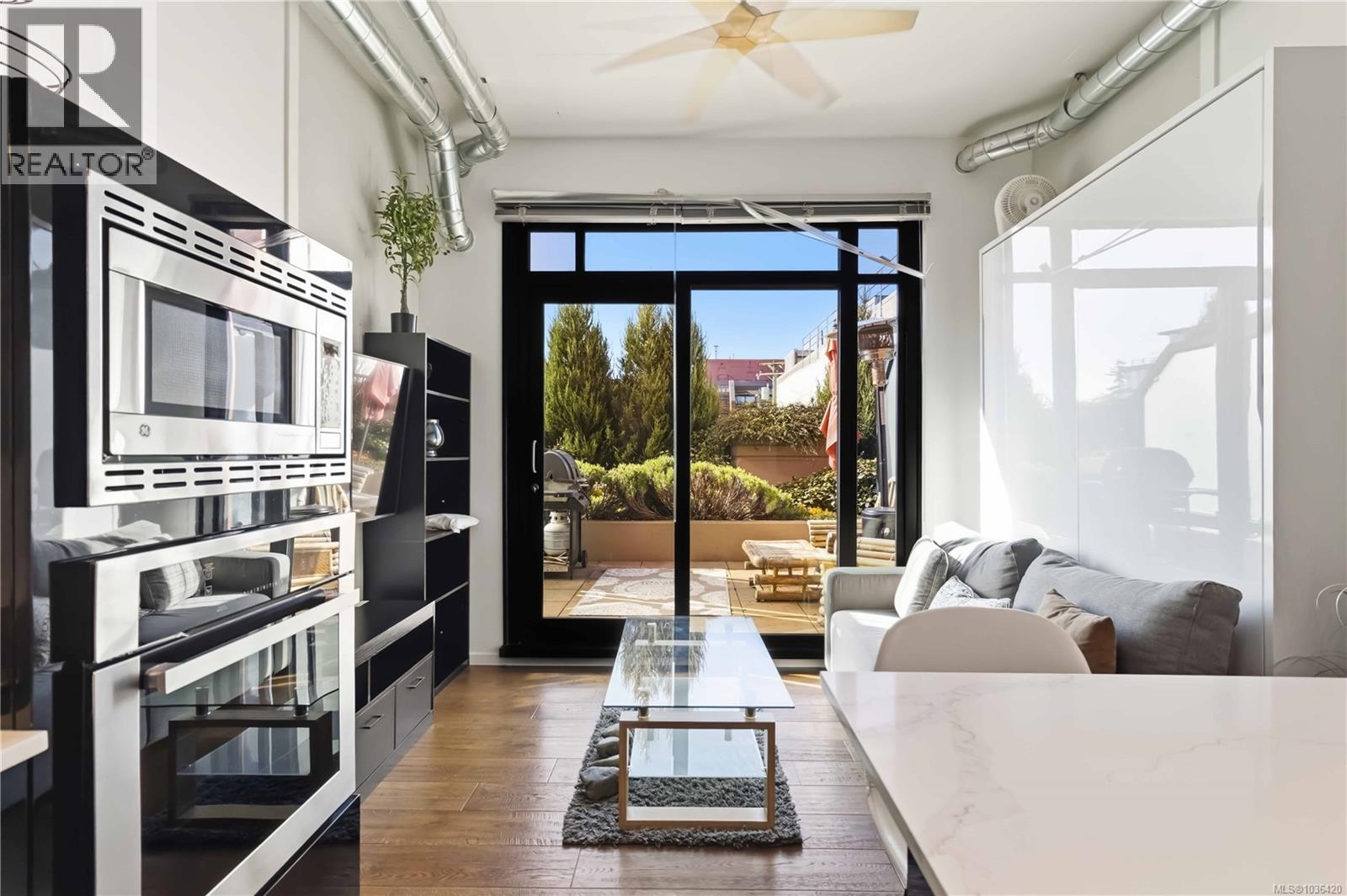 330 1029 View St