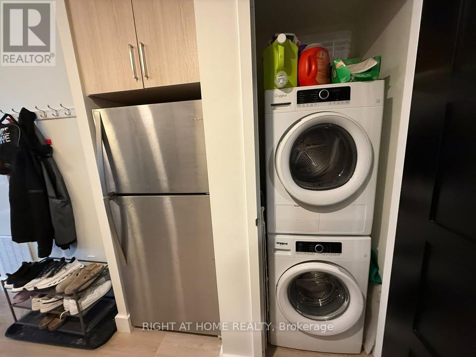 925 - 145 COLUMBIA STREET W