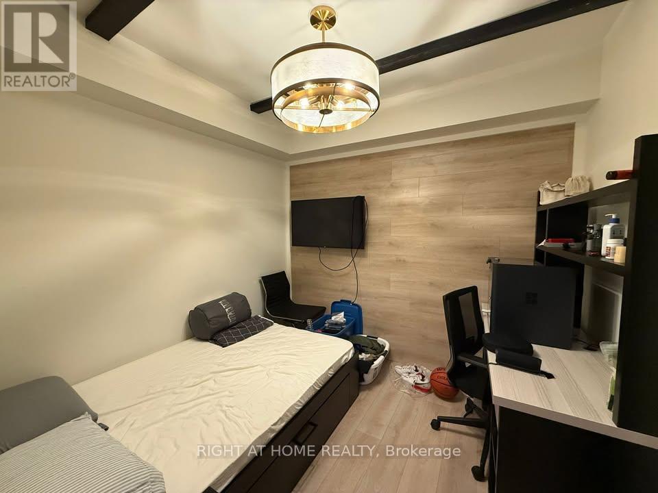 925 - 145 COLUMBIA STREET W