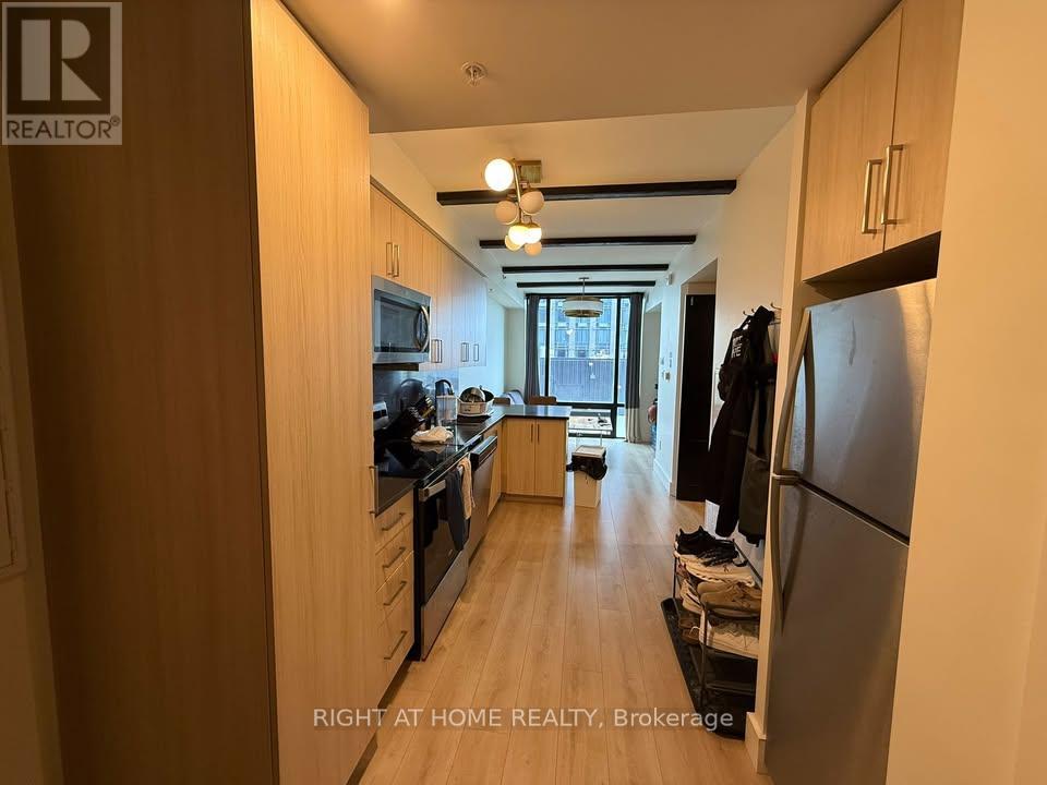 925 - 145 COLUMBIA STREET W