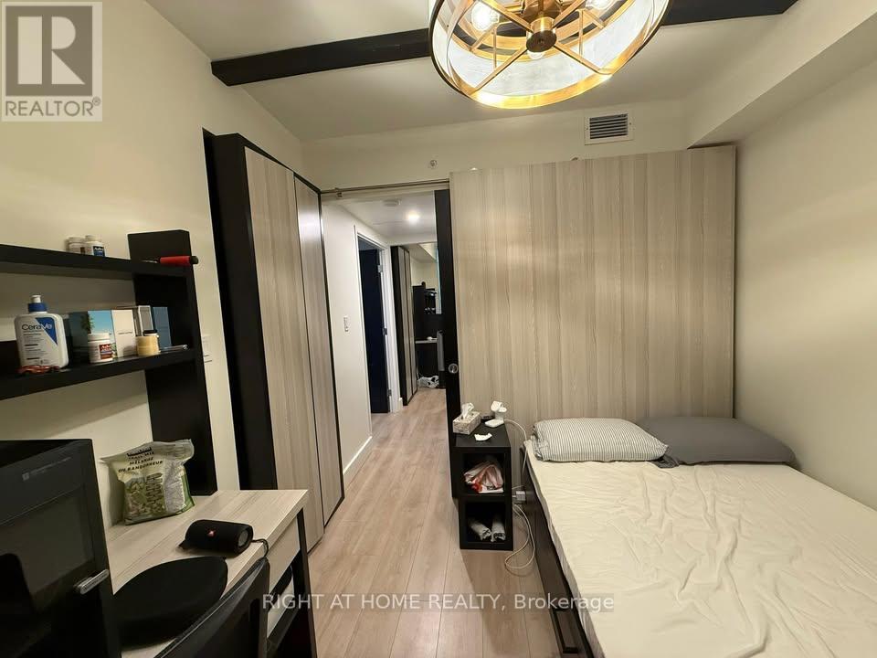 925 - 145 COLUMBIA STREET W