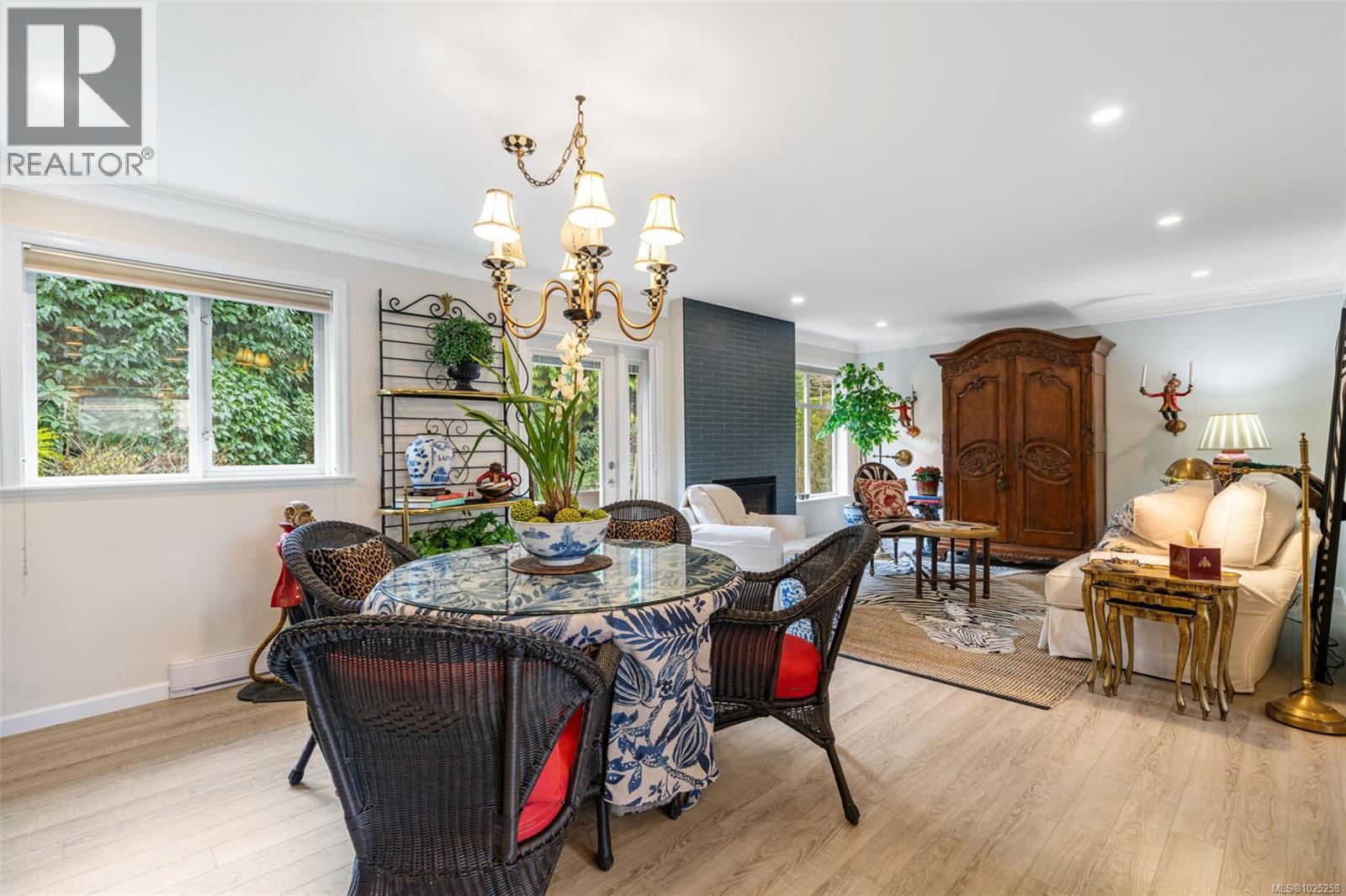 7 2585 Sinclair Rd NE