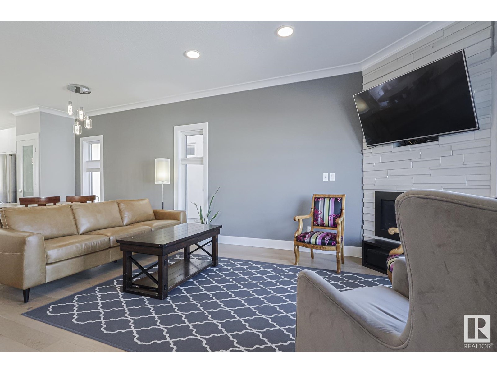 9521 76 AV NW