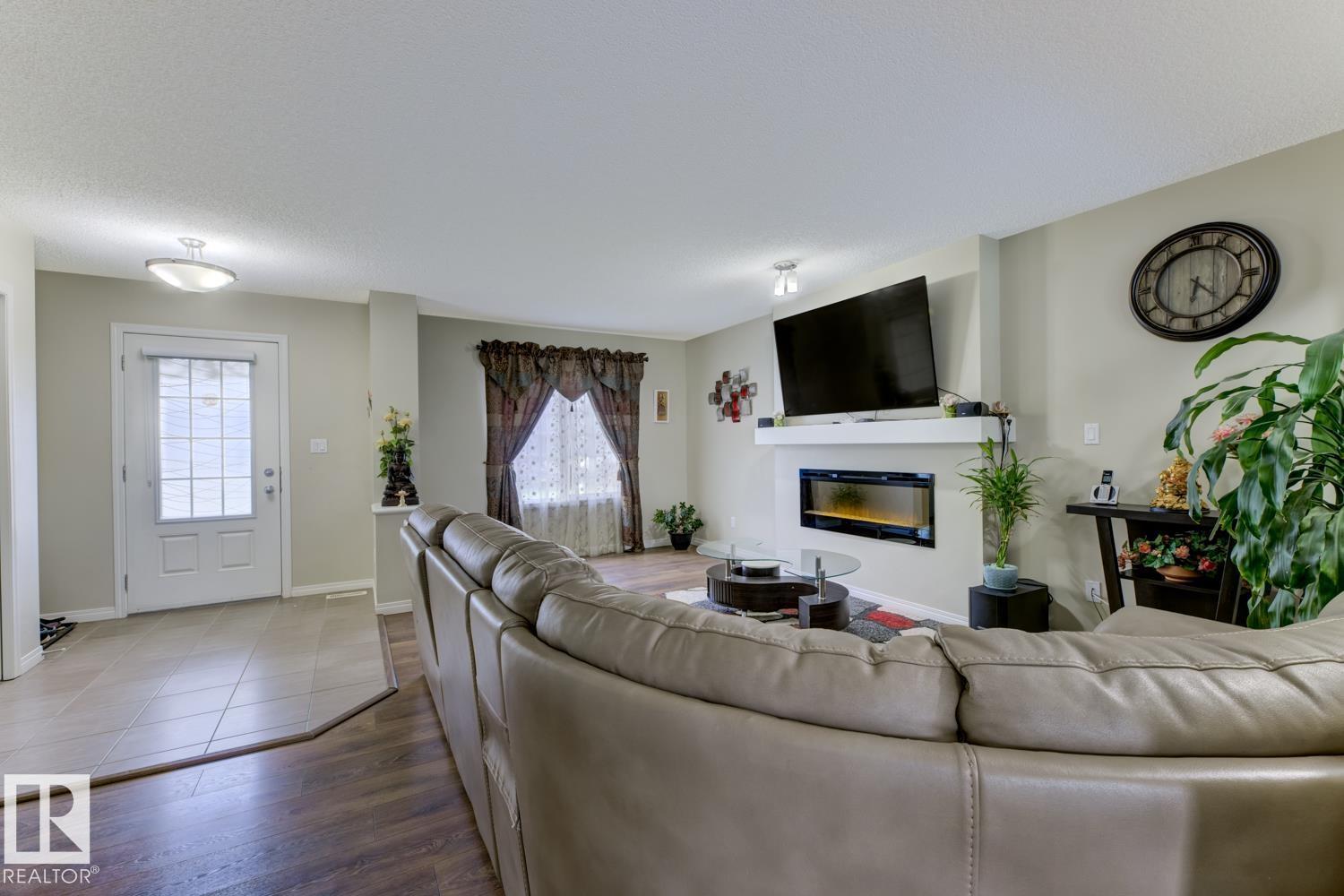 754 Eagleson CR NW
