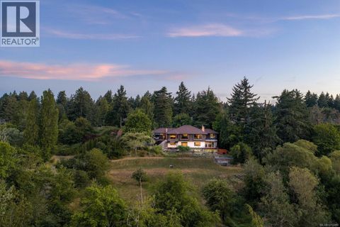 1070 Donwood Dr Saanich BC V8X4G3