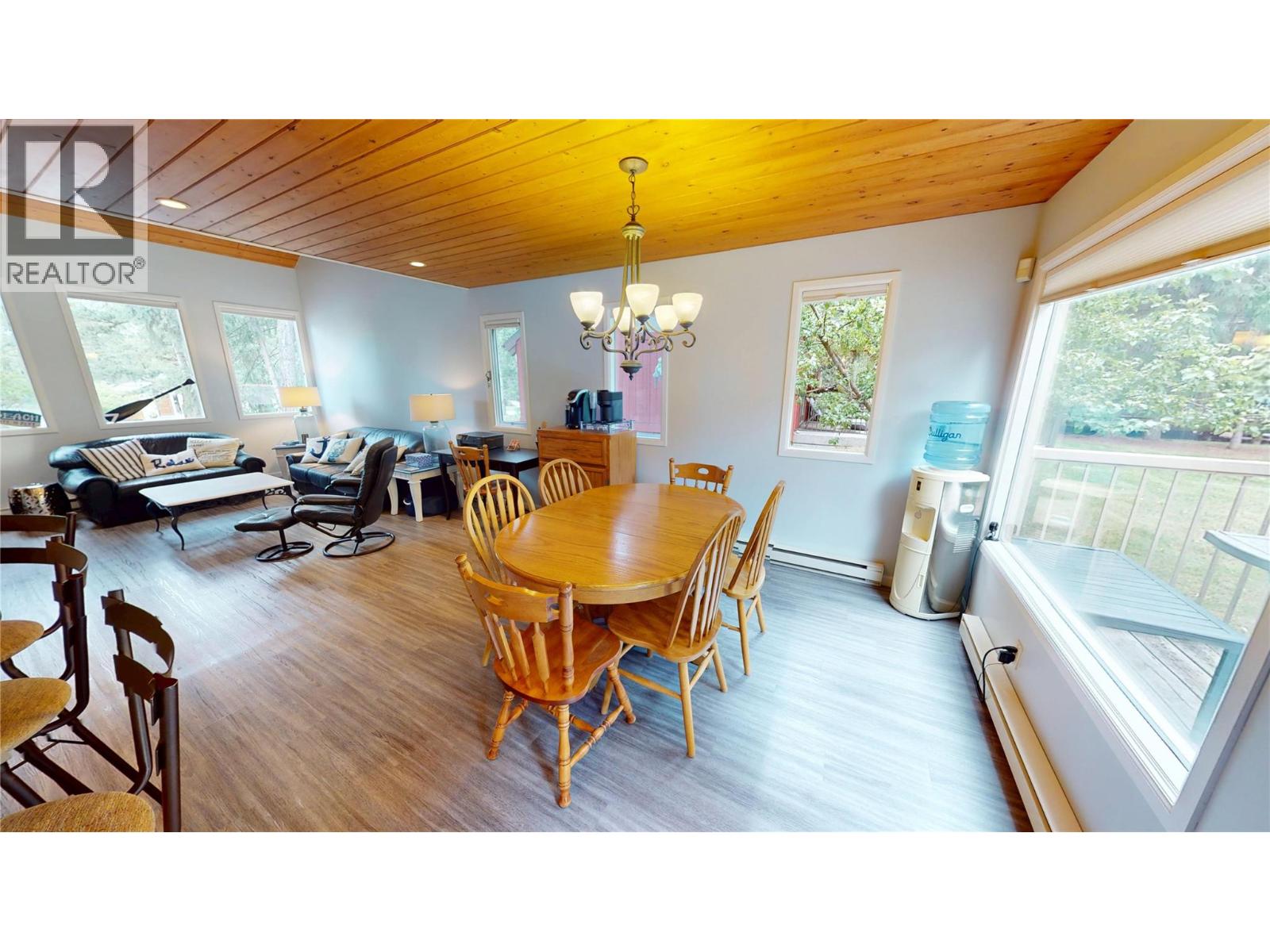 4878 Ridge Crescent