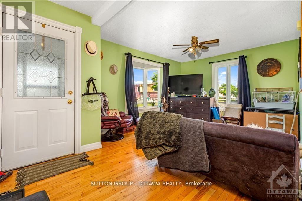 846 ST LAURENT BOULEVARD