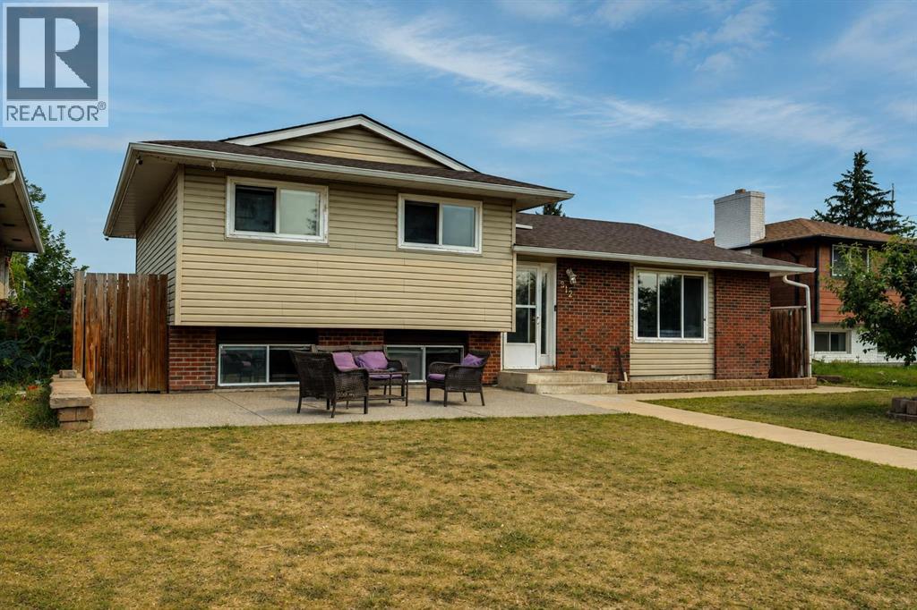 212 Pinetree Place NE