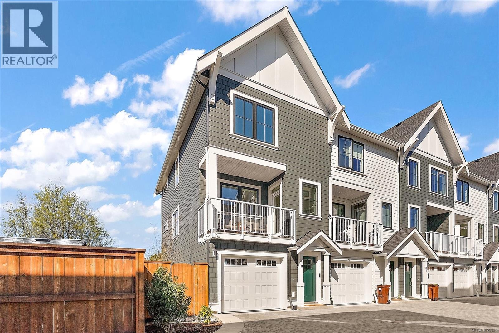 TH19 3450 Whittier Ave