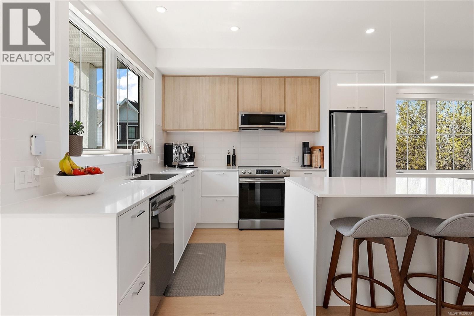 TH19 3450 Whittier Ave