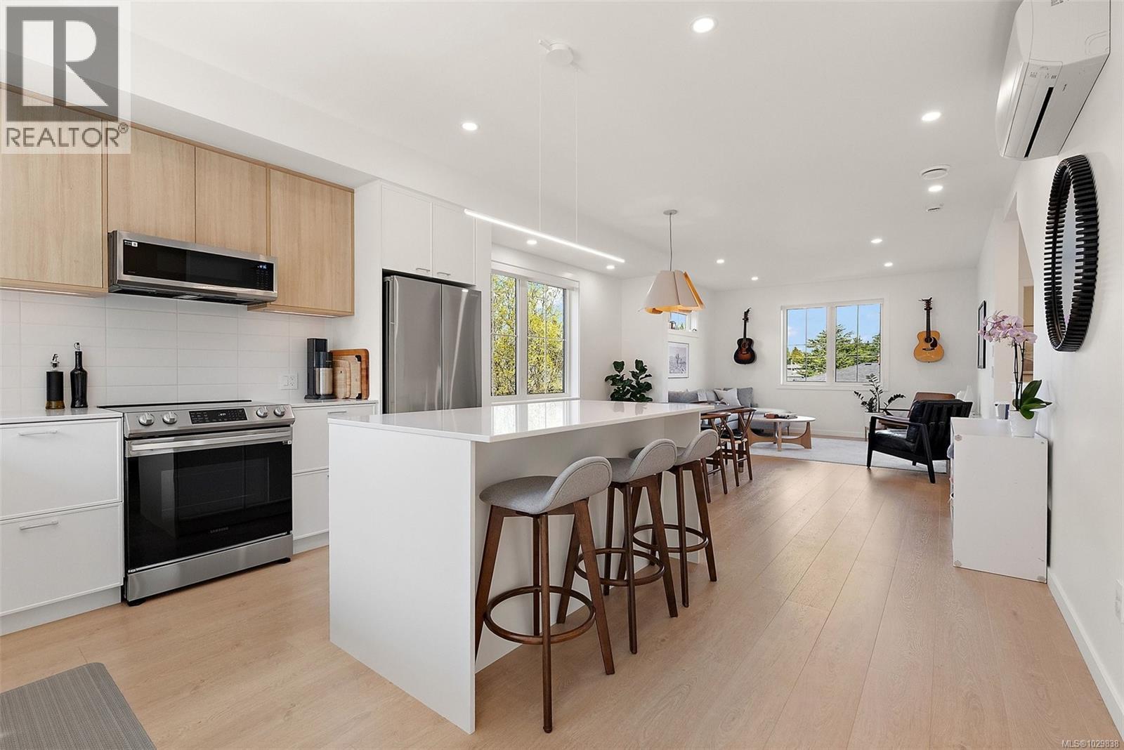 TH19 3450 Whittier Ave