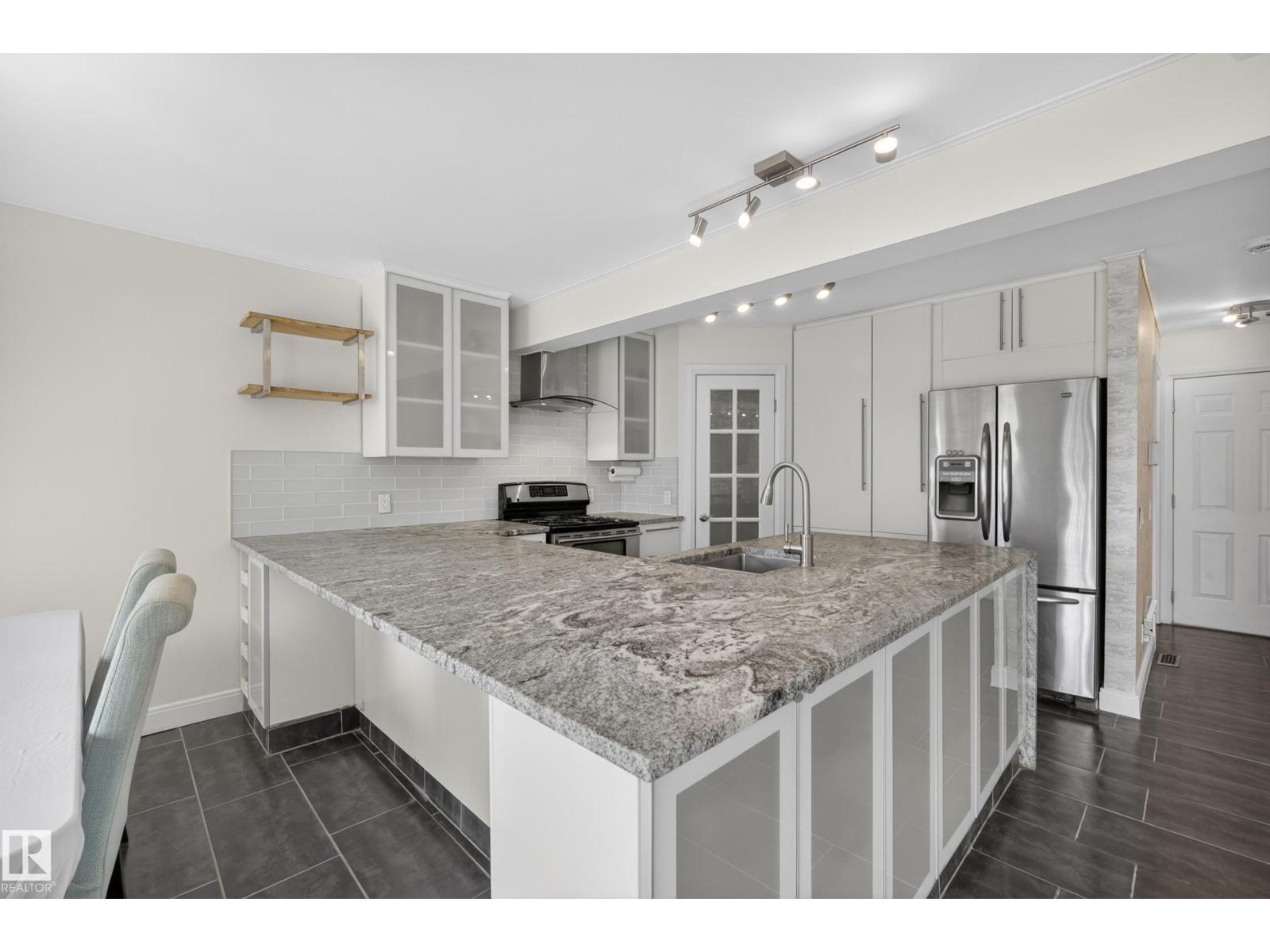 11827 8 AV NW