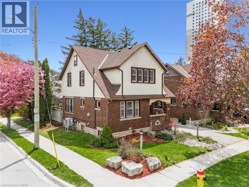 39 BORDEN Avenue N