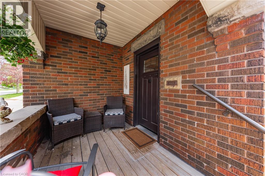 39 BORDEN Avenue N