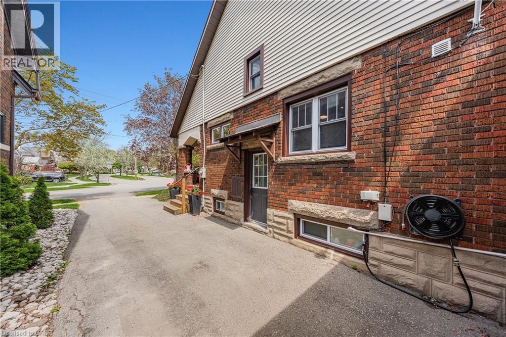 39 BORDEN Avenue N