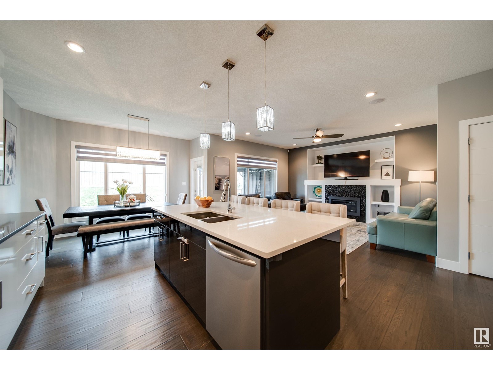 1216 152 AV NW