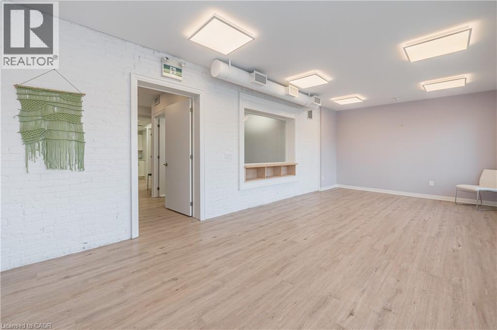 161 VICTORIA Street S