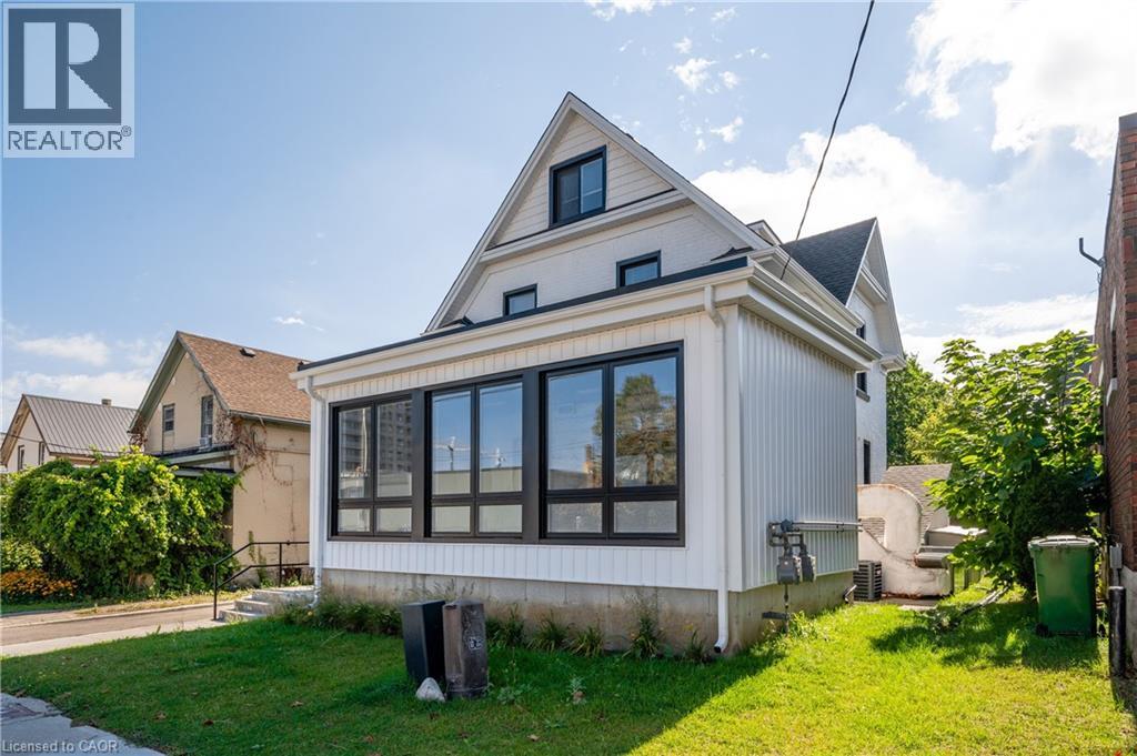 161 VICTORIA Street S