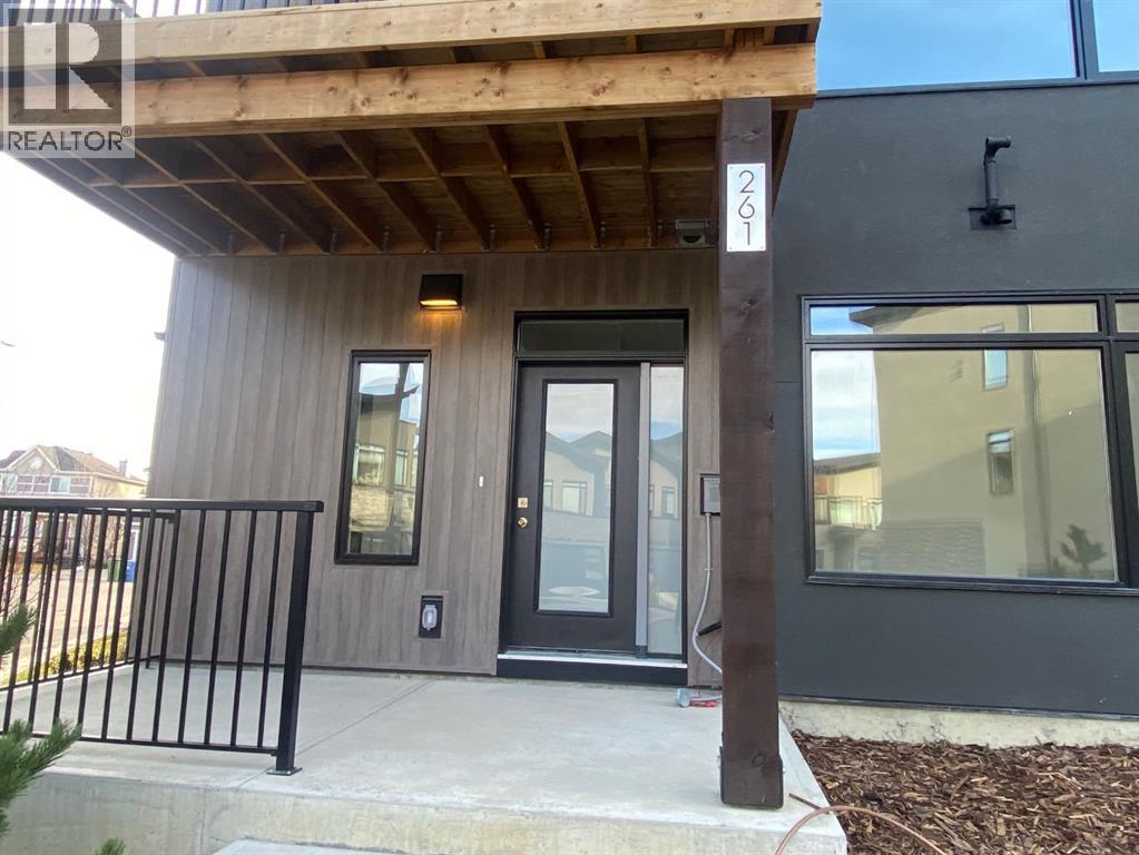 261 Royal Elm Road NW