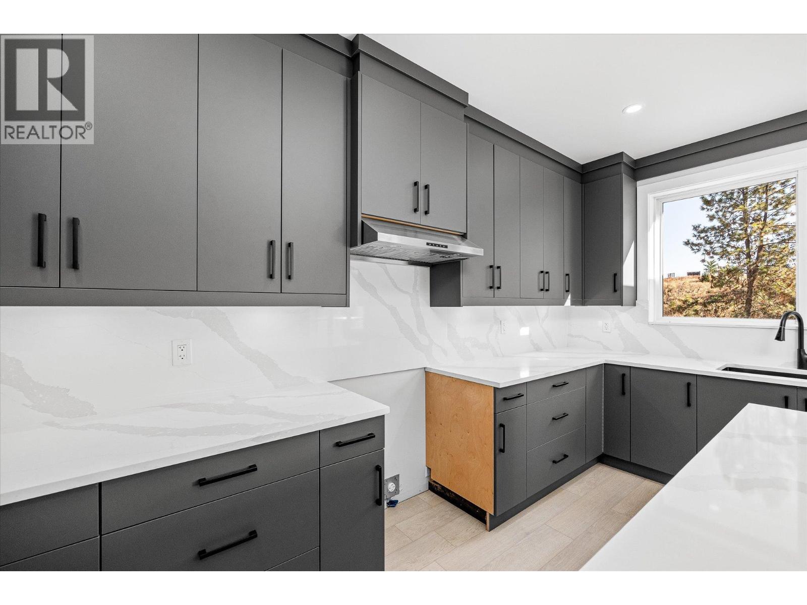 1675 HARBOUR VIEW Crescent