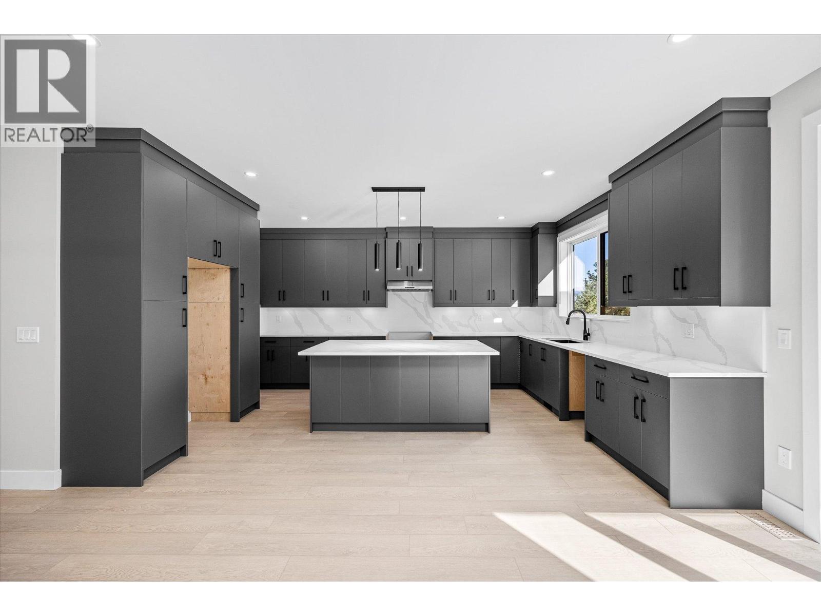 1675 HARBOUR VIEW Crescent