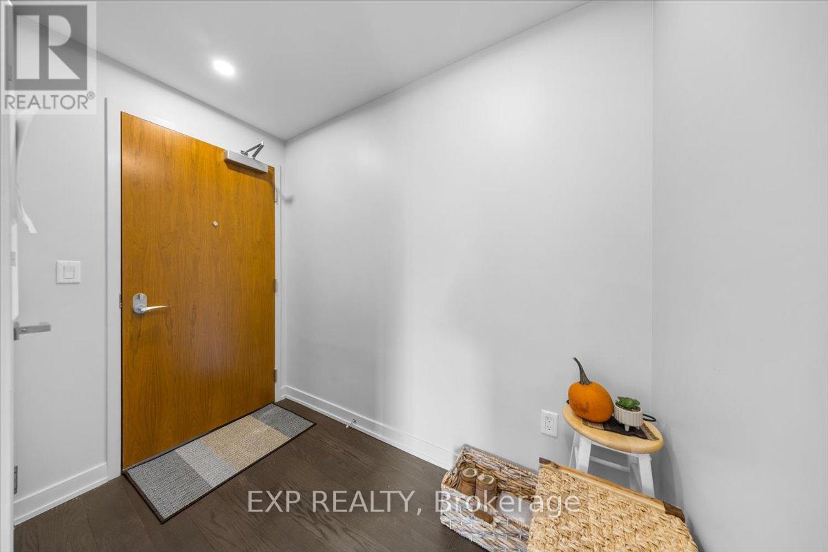 910 - 101 QUEEN STREET