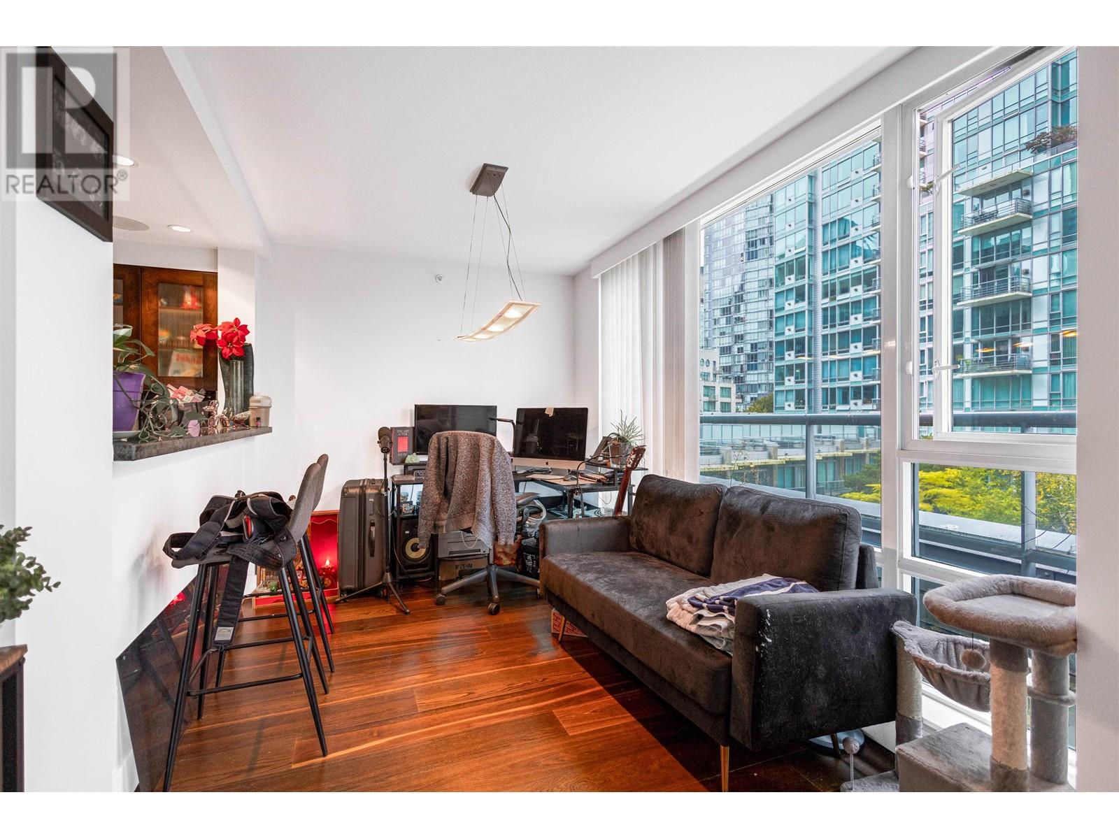 407 499 BROUGHTON STREET