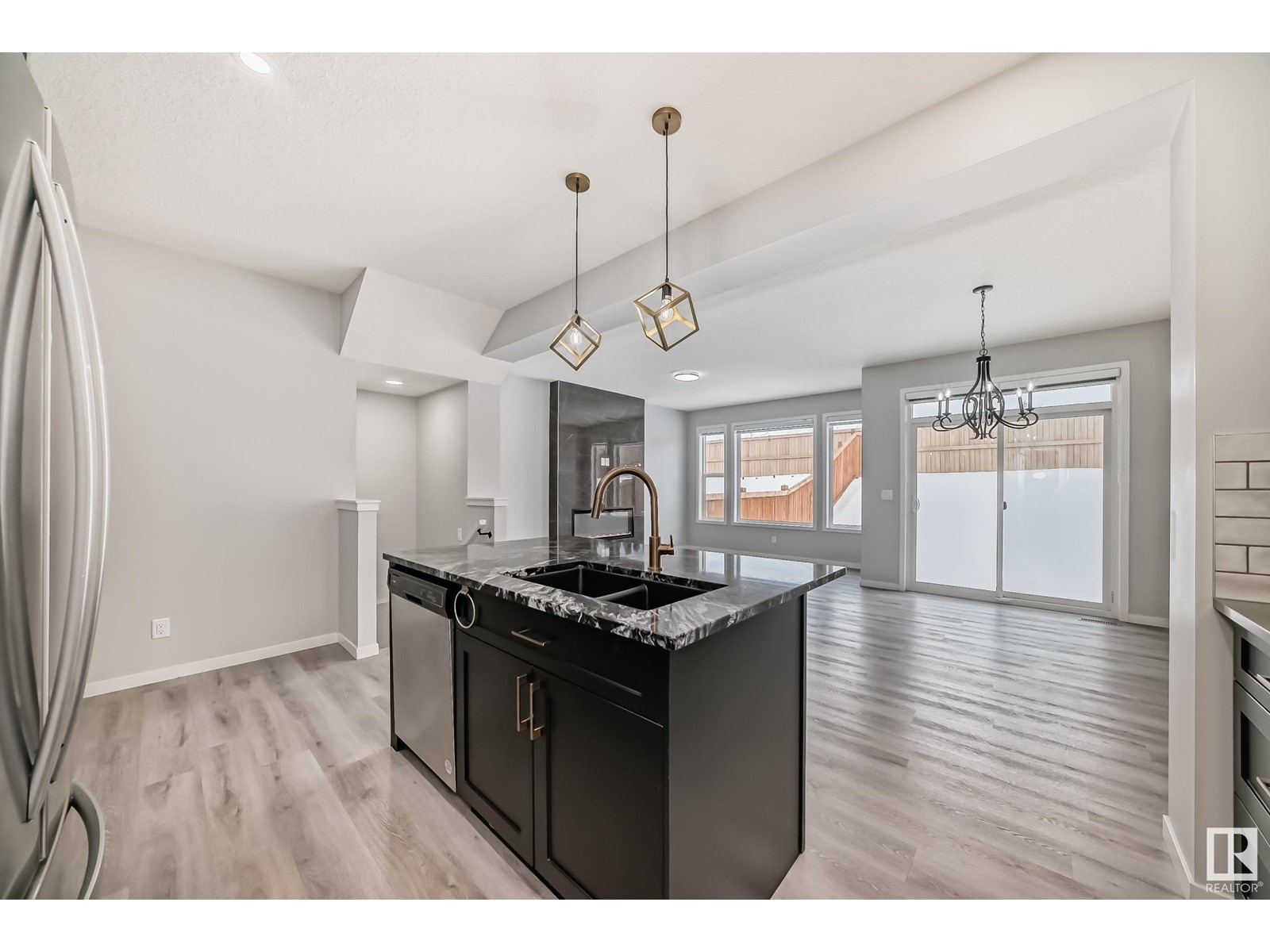 2347 51 ST SW