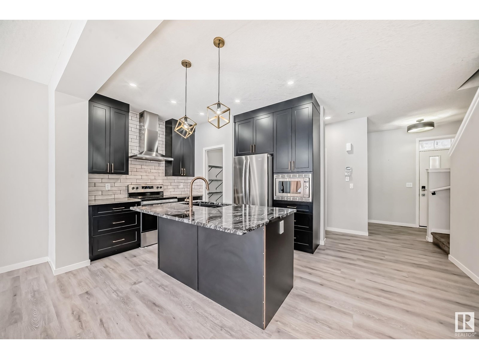 2347 51 ST SW