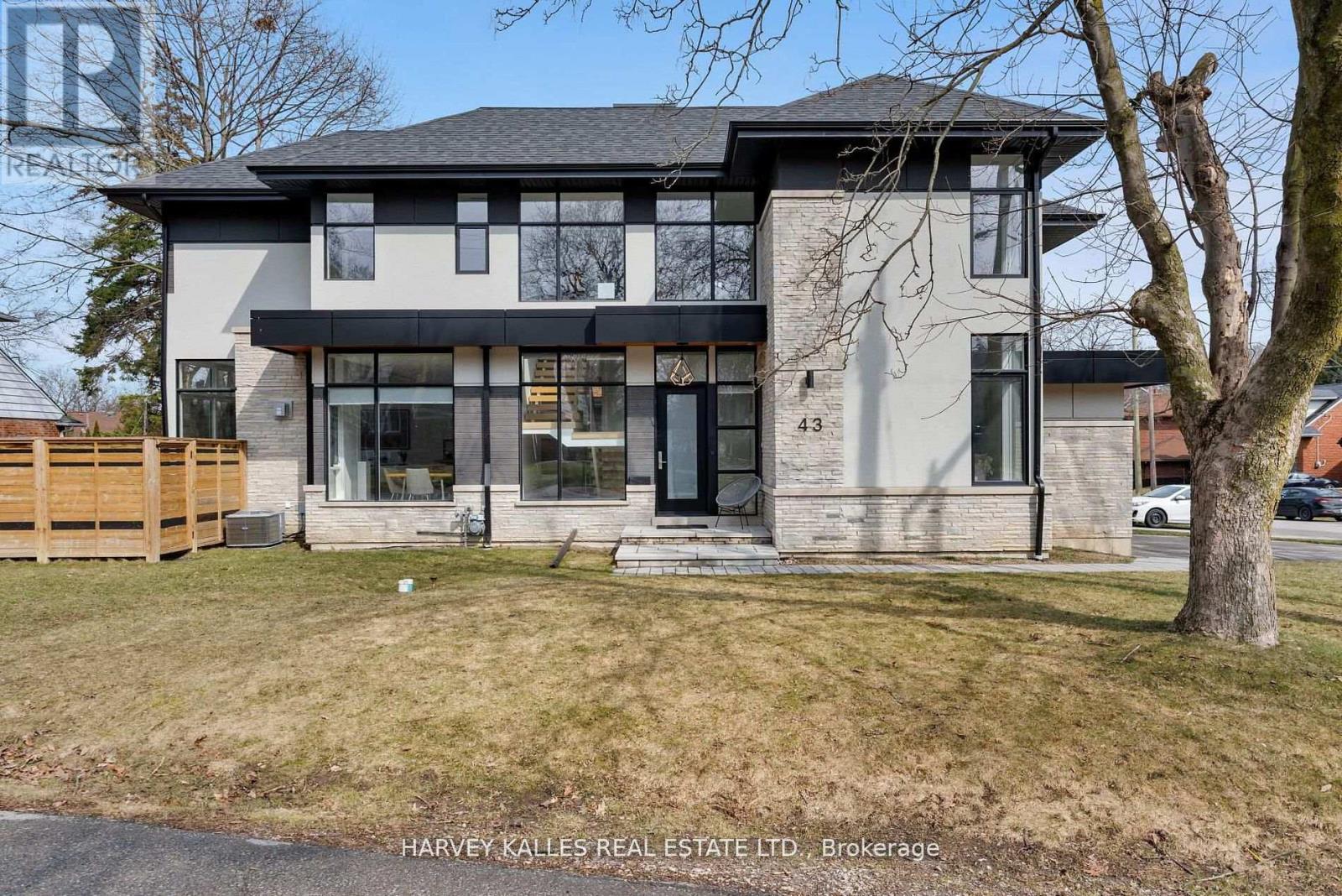 Photo 1 of 49 — 43 BALLACAINE DRIVE, Toronto (Stonegate-Queensway), ON M8Y4B1