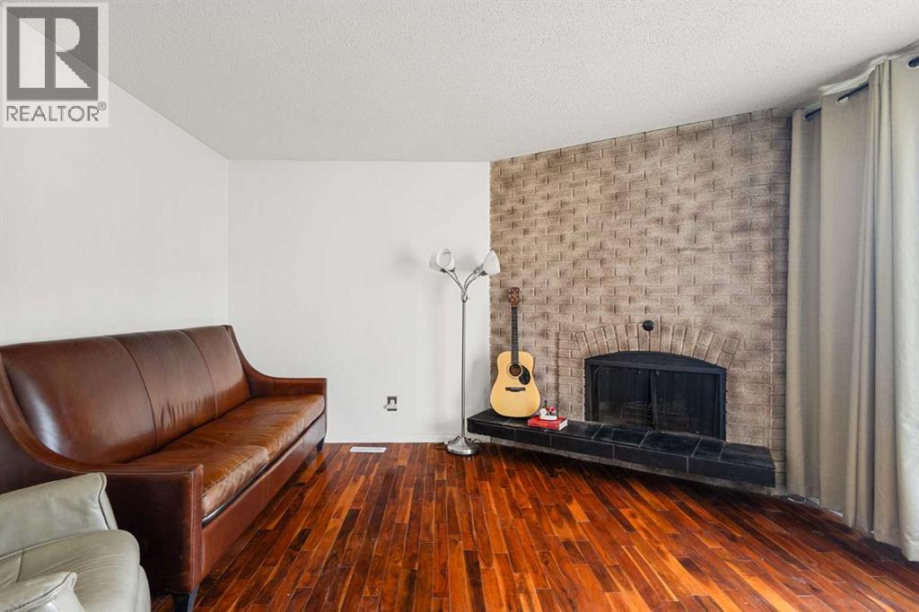 214 Huntington Close NE