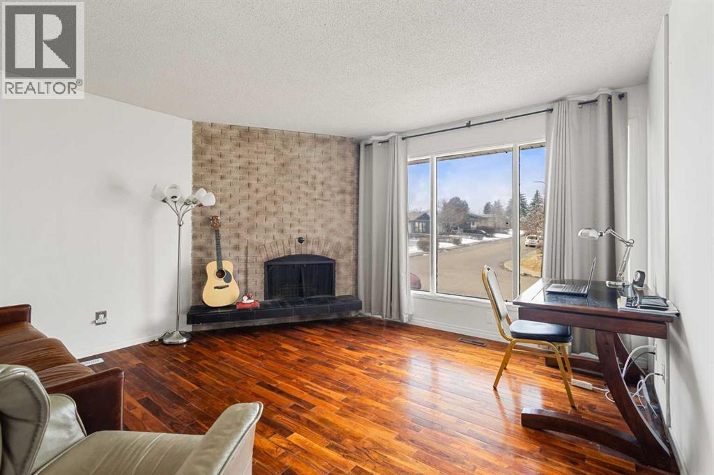 214 Huntington Close NE