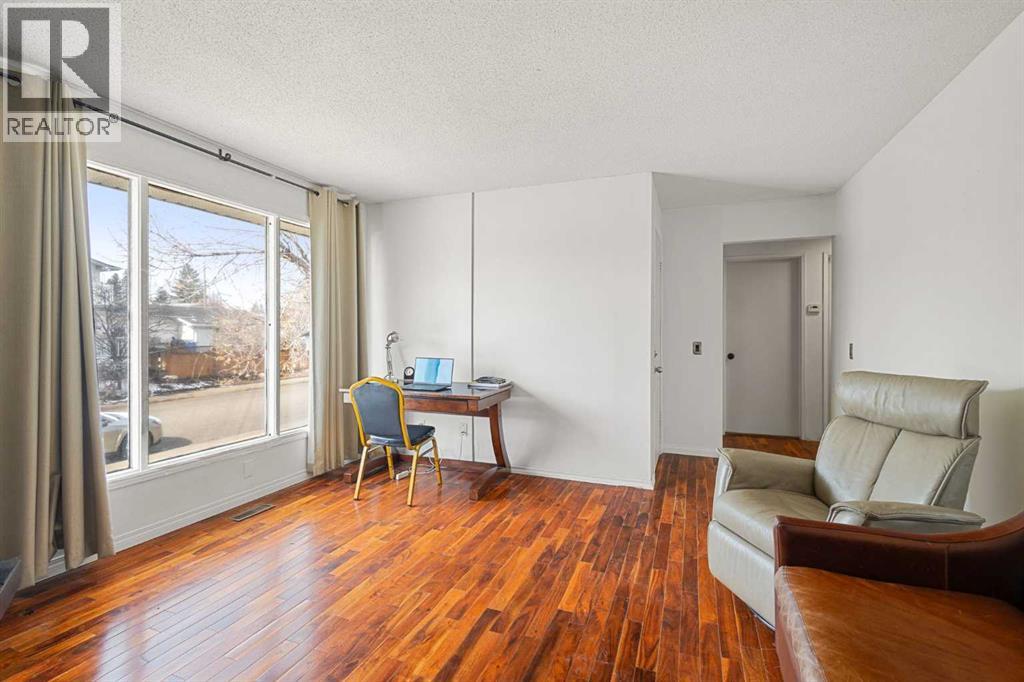 214 Huntington Close NE