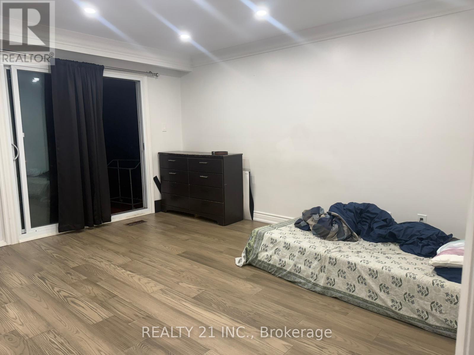 120 QUEENSBURY AVENUE