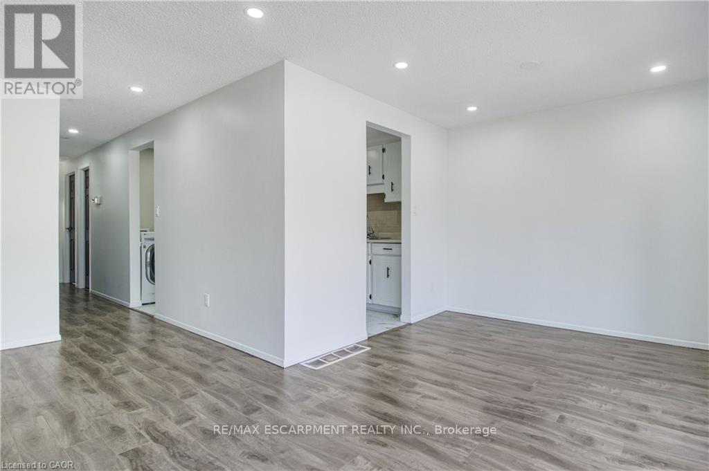 UPPER - 24 TARA CRESCENT