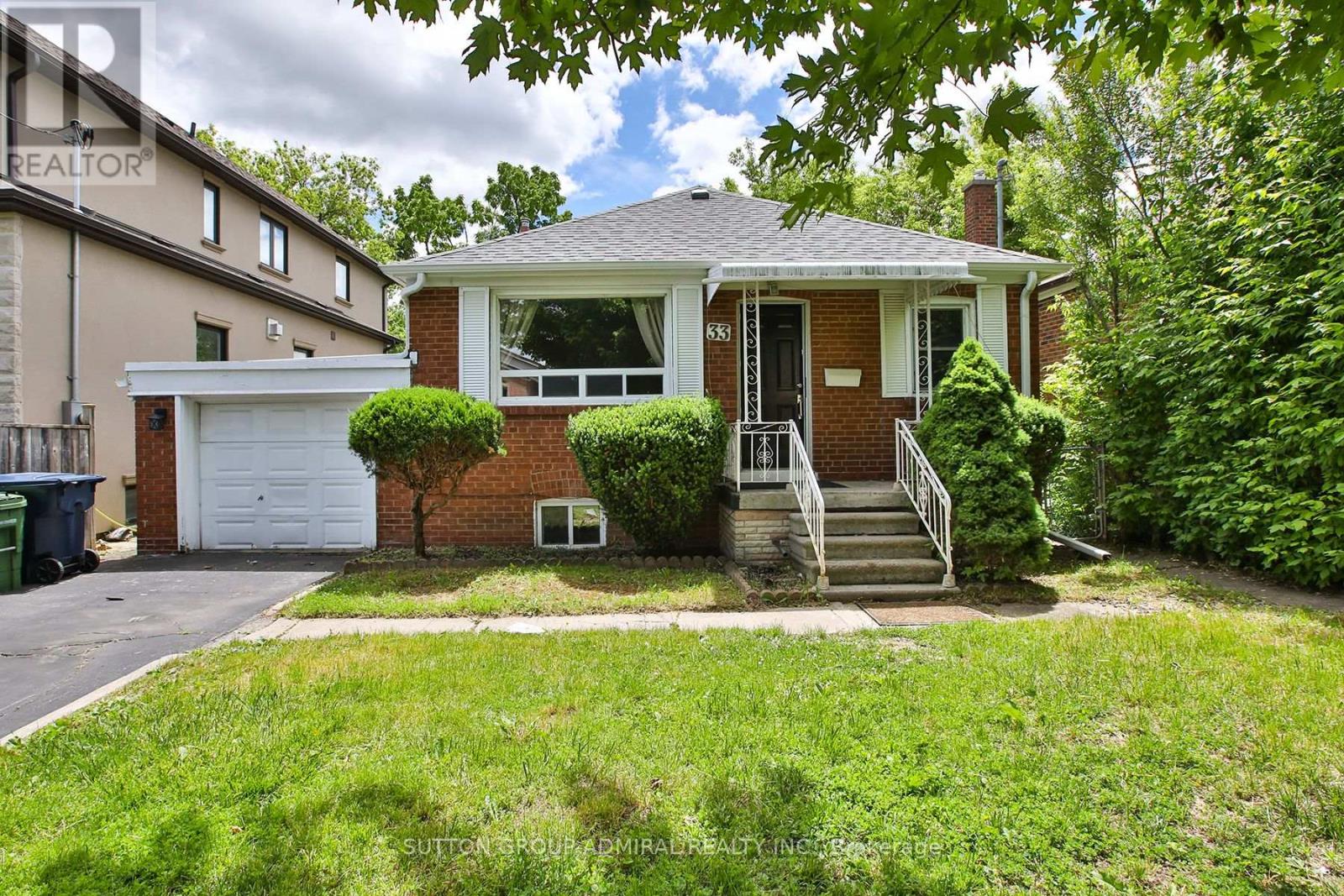 Photo 1 of 36 — 33 REGINA AVENUE, Toronto (Englemount-Lawrence), ON M6A1R4