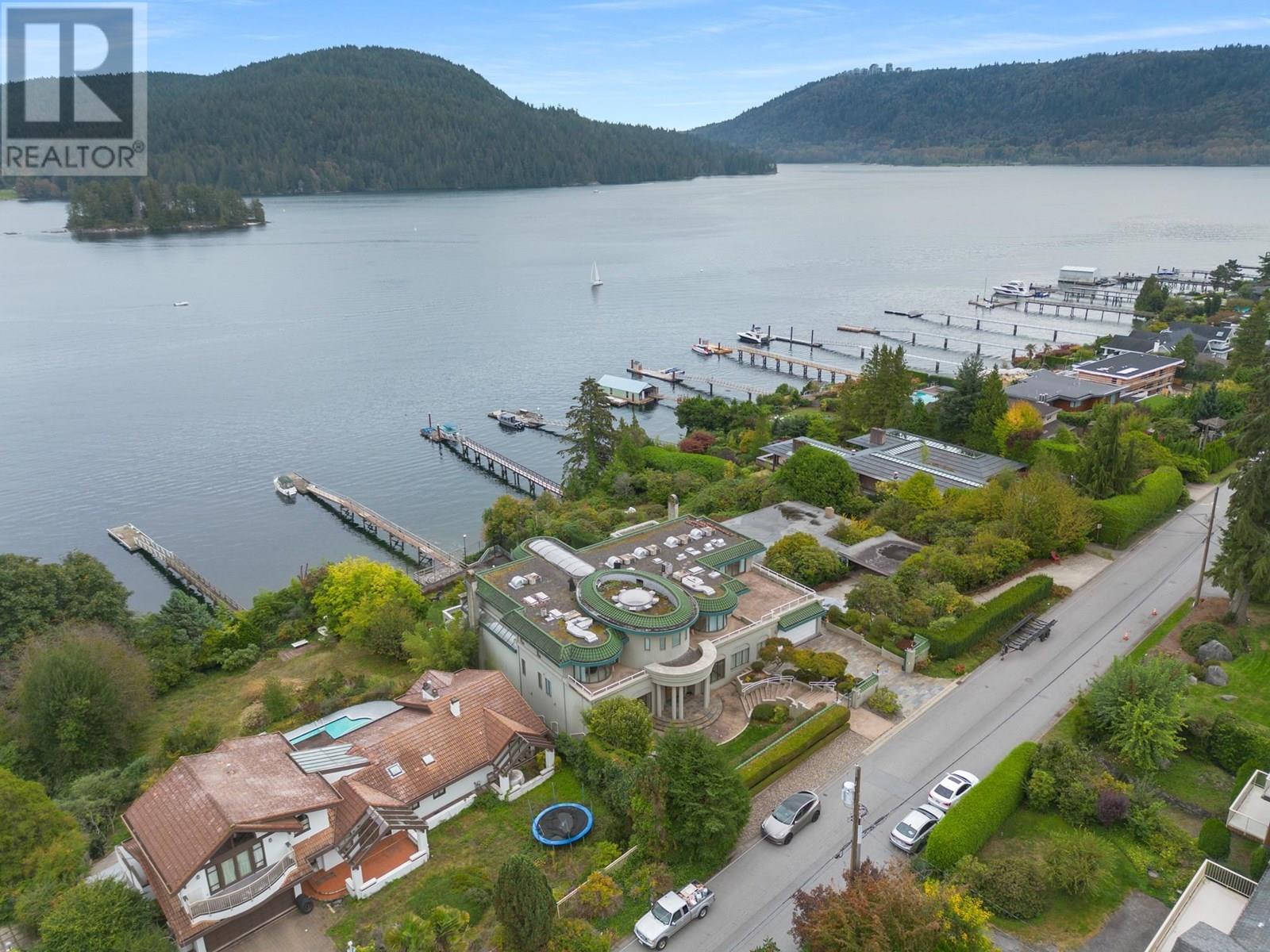 828 BEACHVIEW DRIVE