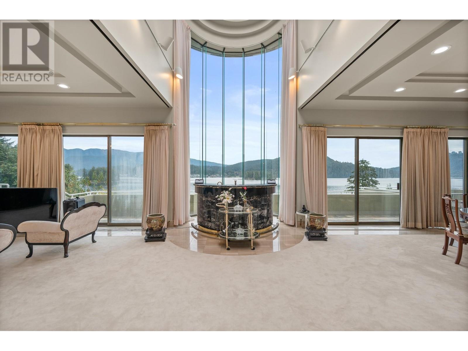 828 BEACHVIEW DRIVE