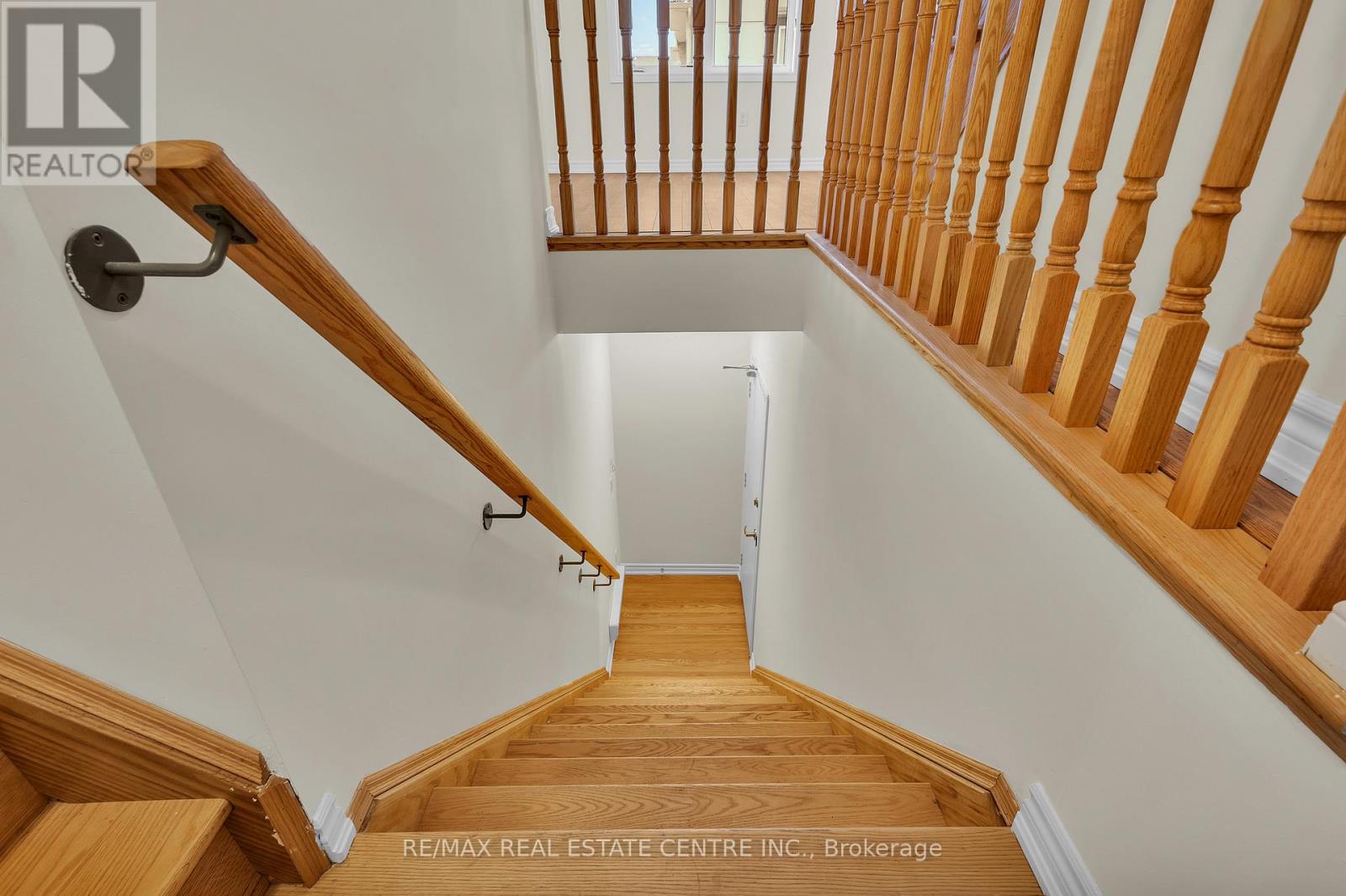 (G 32) 312 - 10 HALLIFORD PLACE