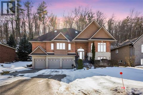 130 DORCHESTER Drive Grimsby ON L3M1A8