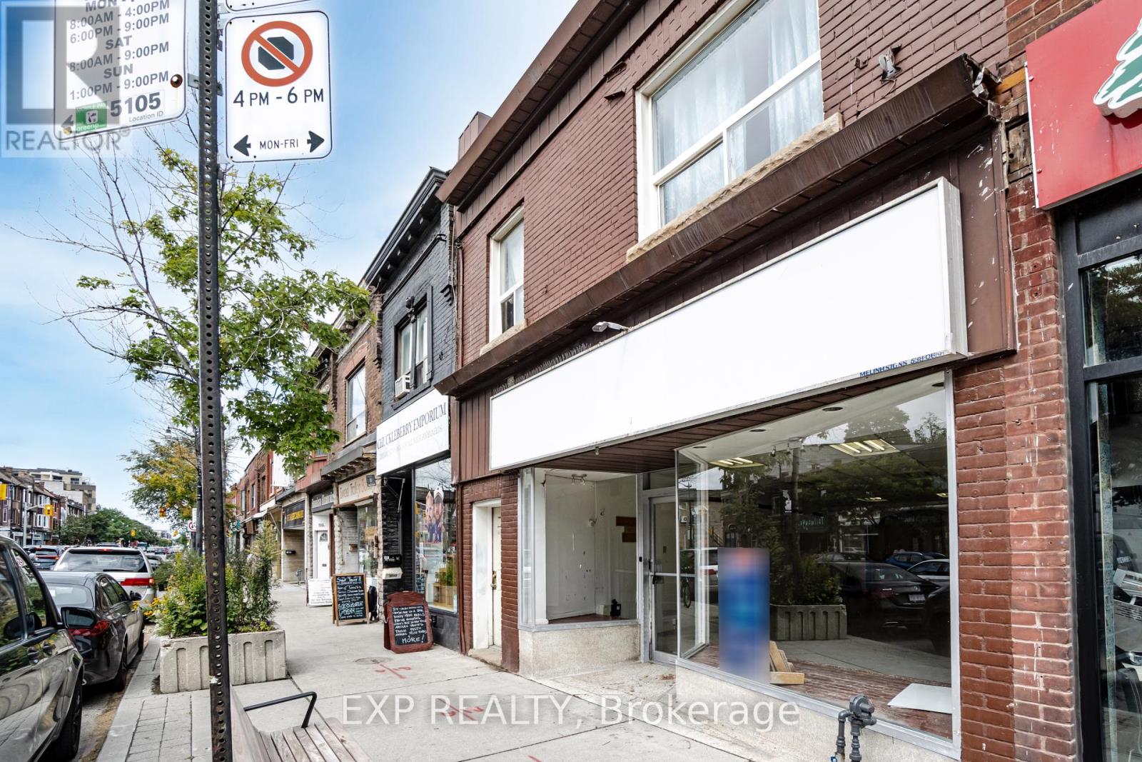 3052 DUNDAS STREET W