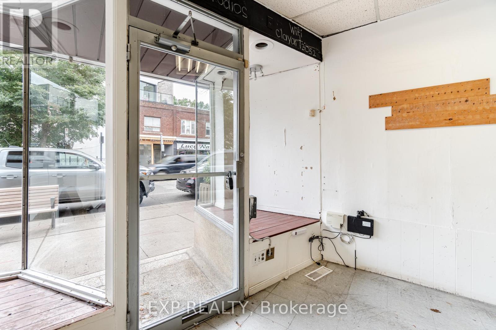 3052 DUNDAS STREET W