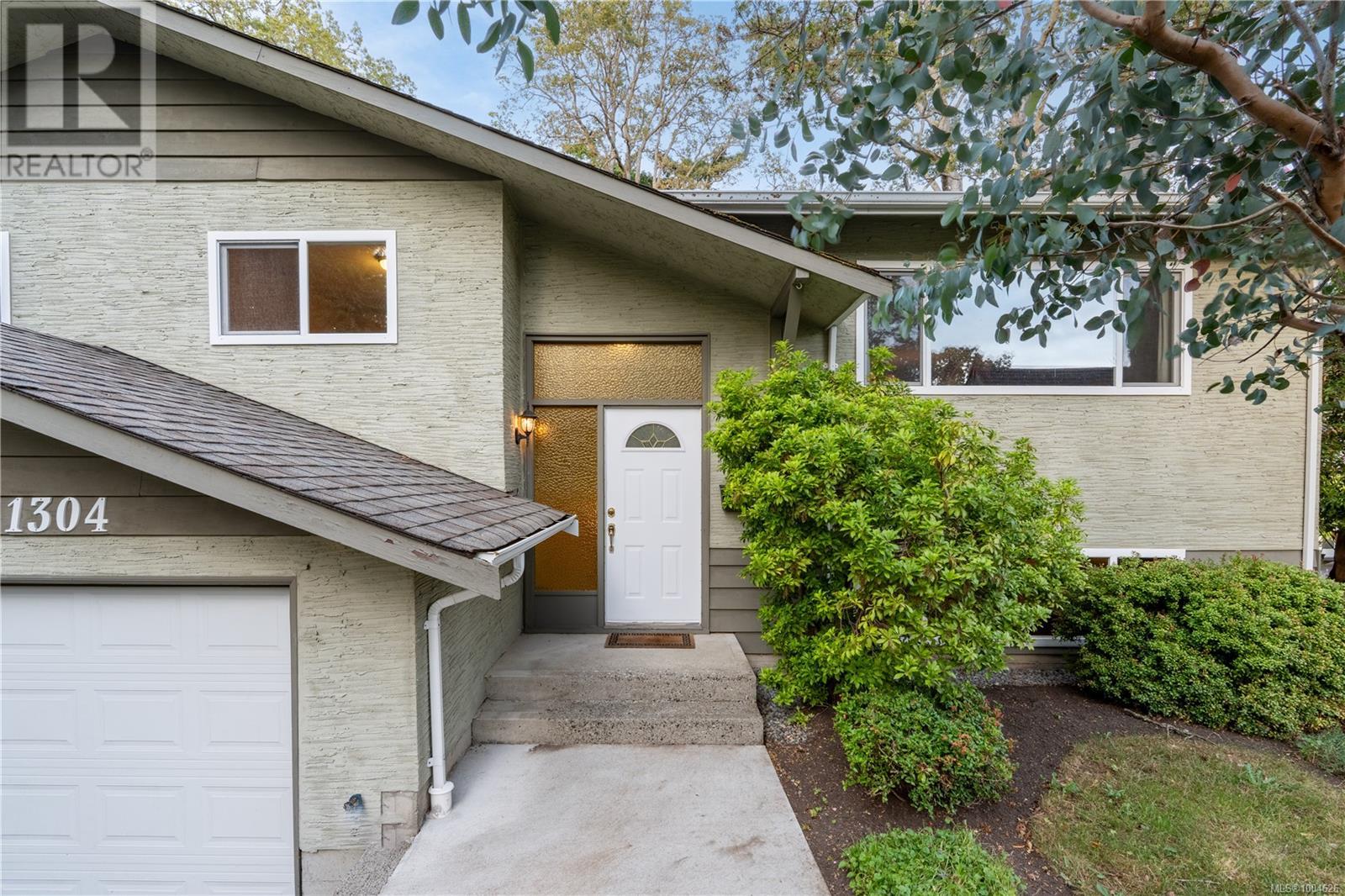 1304 Palmer Close