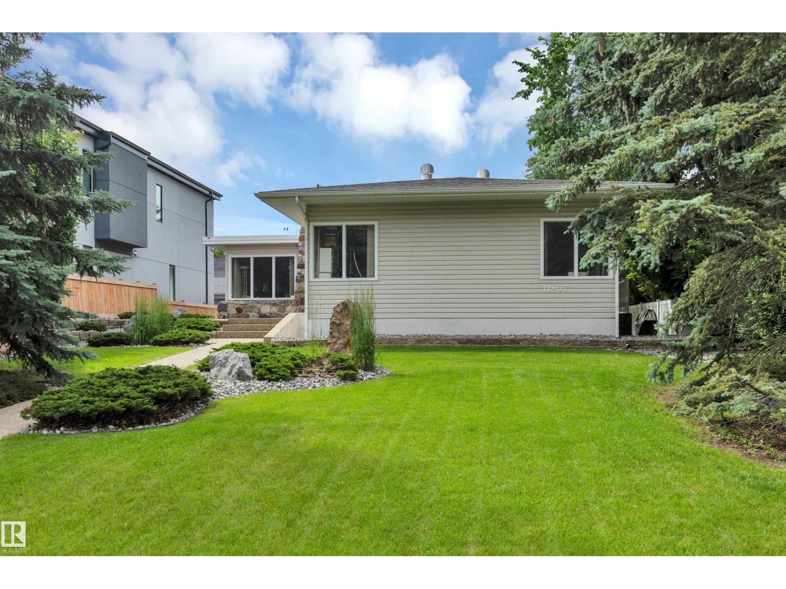 11807 91 AV NW